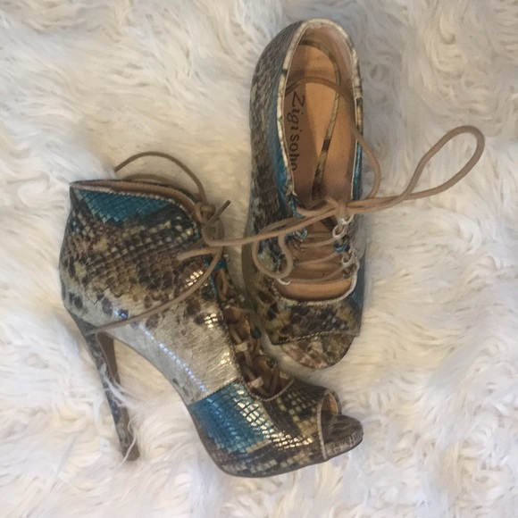 Heels - Picture 2 of 3